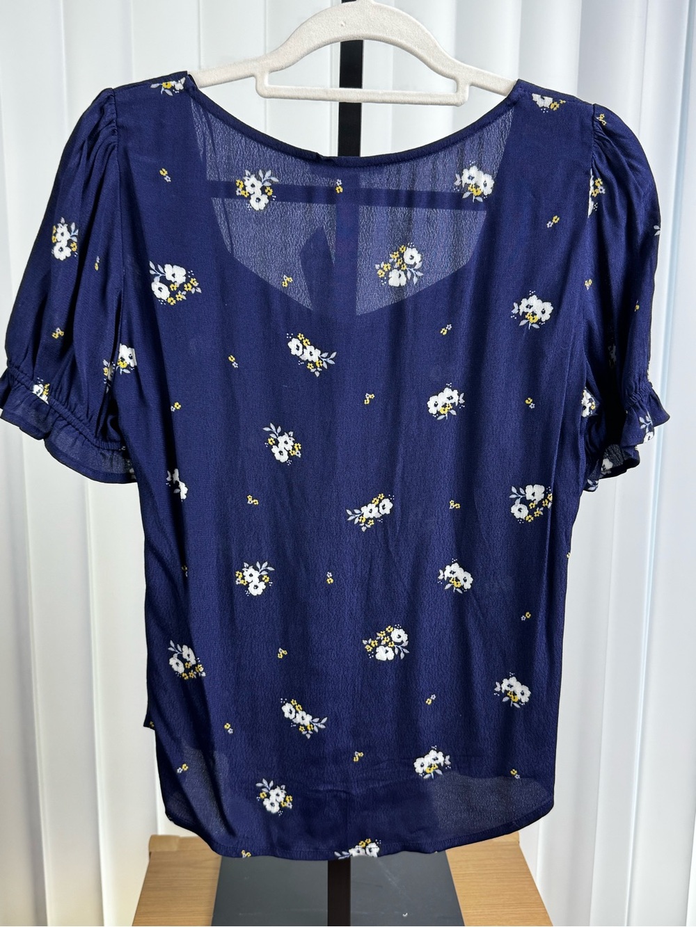 Elodie Navy Floral Puff Sleeve Button Front Blouse Medium 100% Rayon - Picture 3 of 8